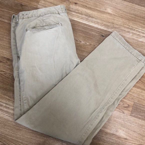 🌊🌊Hollister Size 34x32 Men’s Khakis🌊🌊 - Picture 1 of 5